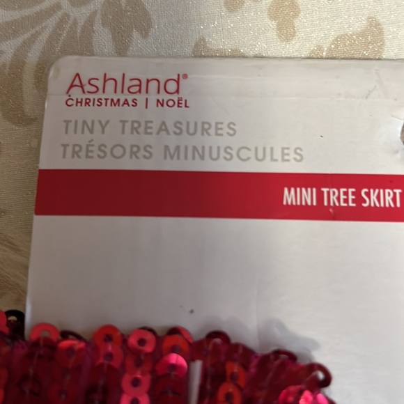 New Table Top Tree Skirt - Picture 3 of 8